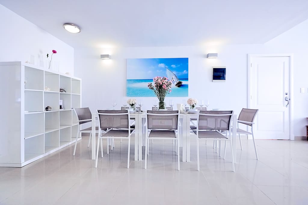 Enjoy your meal with you loved ones gathered around this nice table