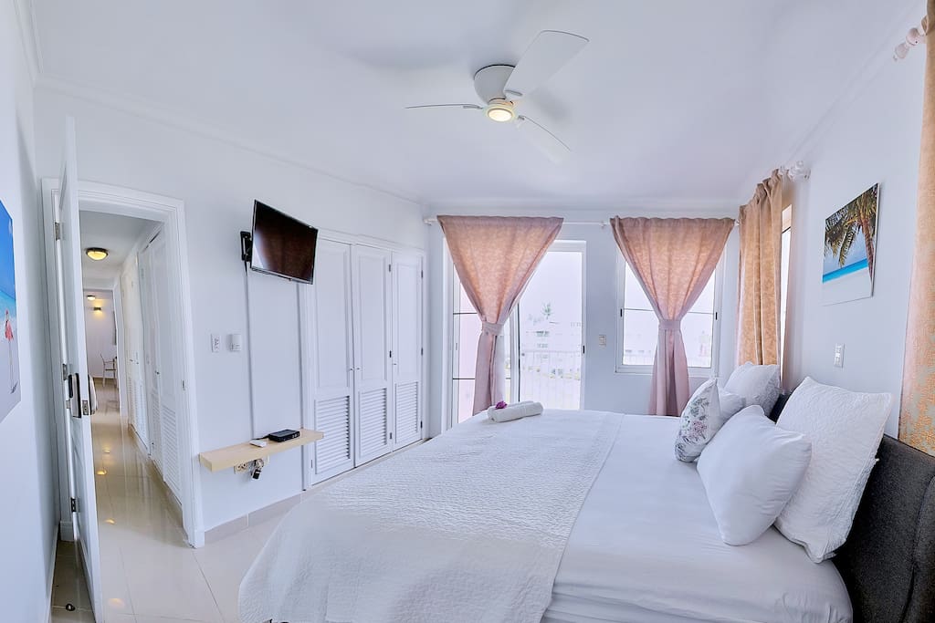 Feel the ocean breeze entering through the window and filling this bright room.