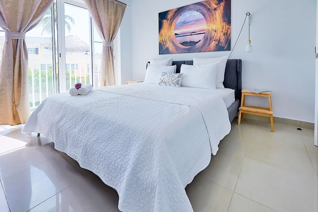 Feel the ocean breeze entering into this bright room awakening you in the morning