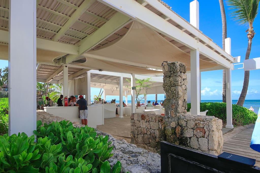 Enjoy the lounge atmosphere on the beach!