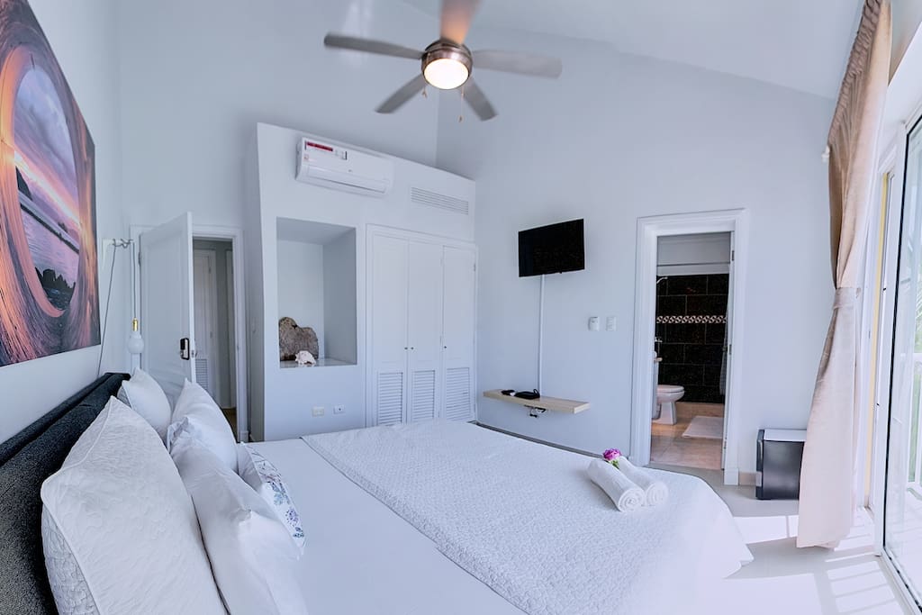 Put your things in a comfortable wardrobe, take a refreshing shower and rest on this soft and comfortable bed. This is exactly what you need after a long journey to Punta Cana.