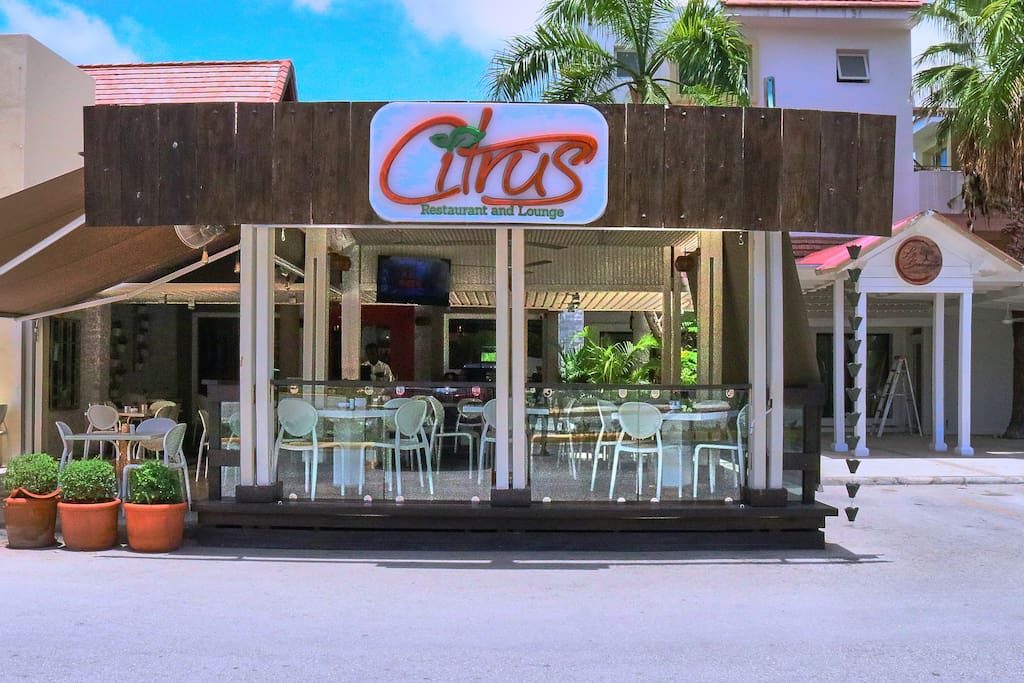 Citrus Punta Cana Restaurant is an international cuisine/seafood restaurant, with nice exterior patio and free parking. There are great selections of dishes for everyone, like Ricotta Ravioli, Chicken Pasta in a Red Cream Sauce, etc.