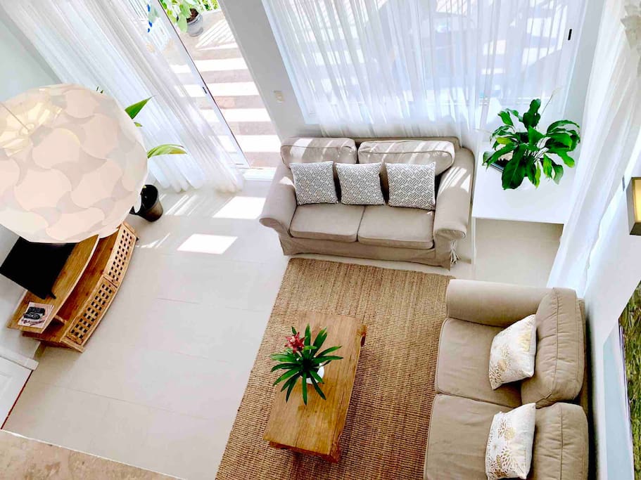 Pleasant colors, natural light and plants make the atmosphere especially cozy.