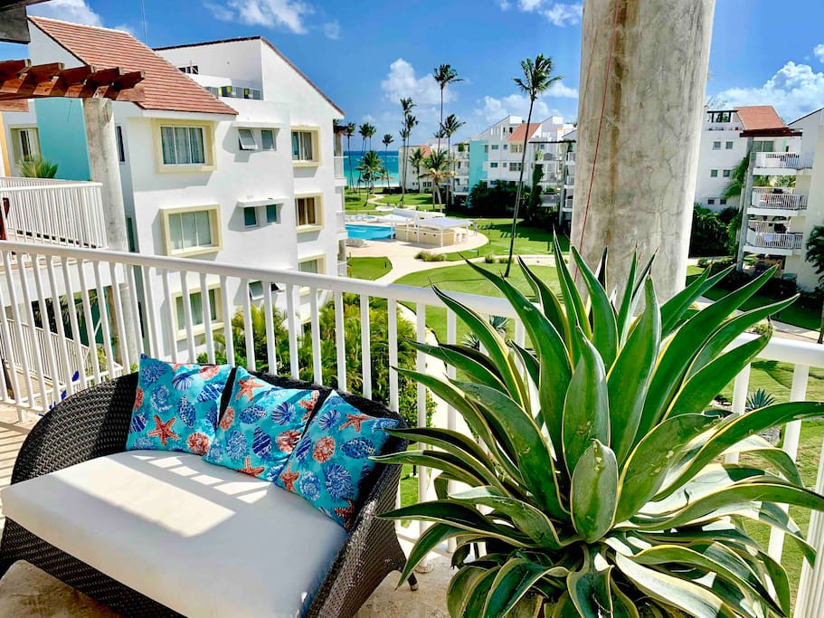 The penthouse is located just 3 min from the world-famous Playa Turquesa beach.