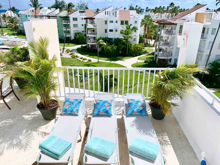 Relax enjoying the sun and ocean breeze.