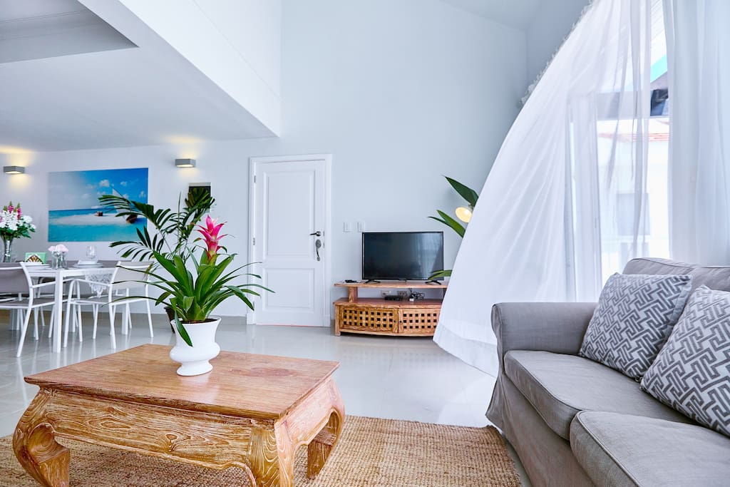 Relax on the sofa watching TV or surfing the Internet. Free Wi-Fi throughout the penthouse.