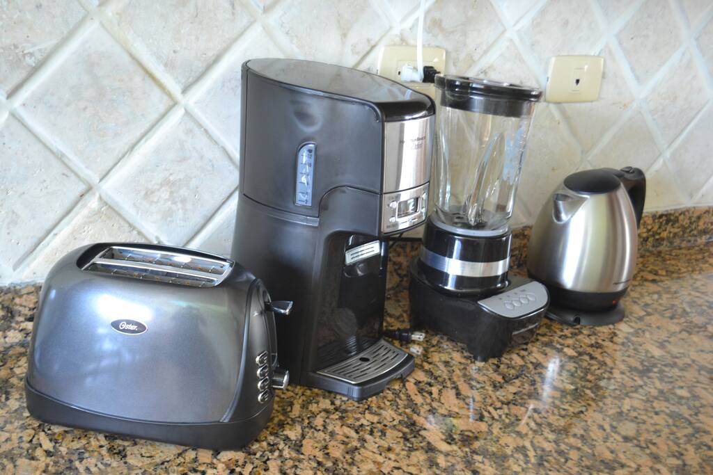 Modern gadgets at your disposal to make fresh juice, warm toast and hot coffee/tea