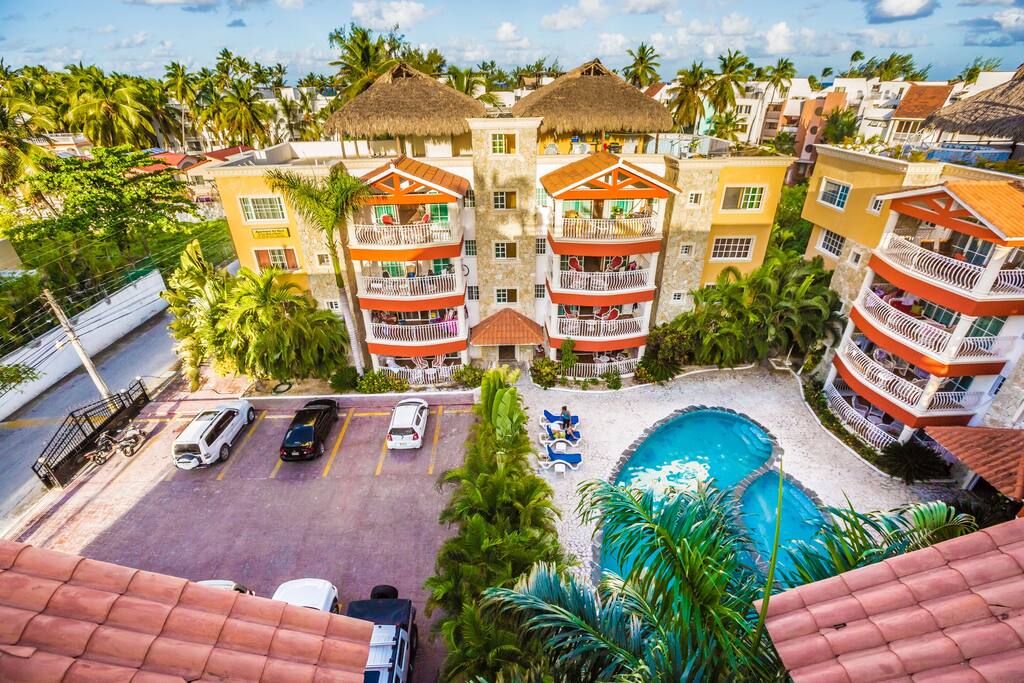 Rich said: "Usually, I take with a grain of salt descriptions on Airbnb saying "two minutes from ____". But this place is literally a two minute walk from the beach, restaurants, and a small food market" *****
August 2017