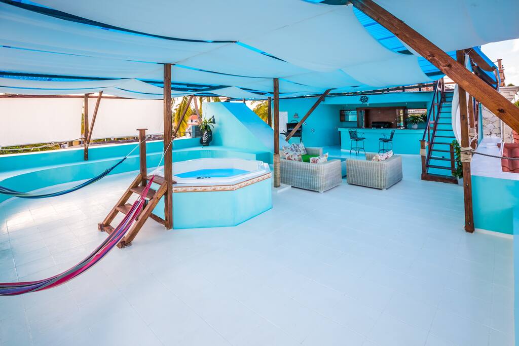 The Private deck has a spa, bar, full bathroom, laundry and a lot of open air and breathtaking views. It is perfect to host parties or accommodate a large group of visitors. It's cabana- style so that you don't get too much sun